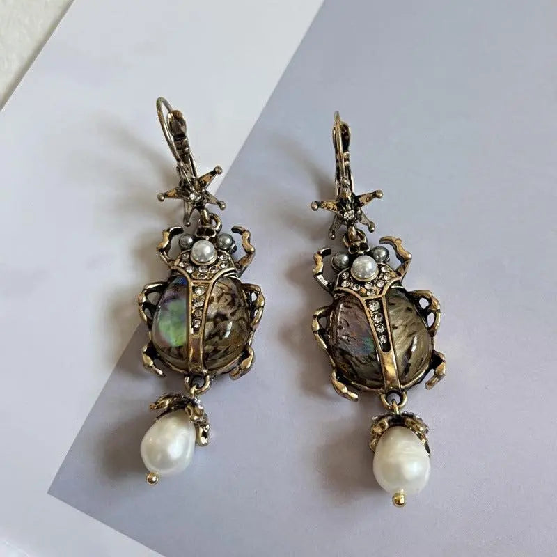 Vintage style earrings with pearls