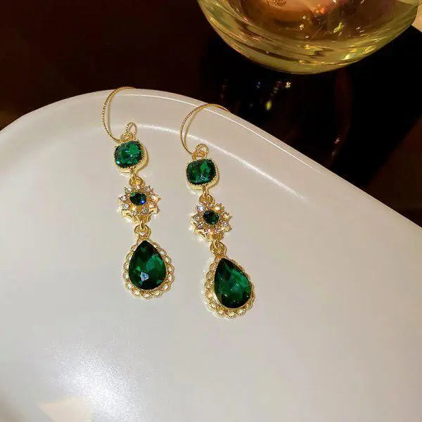 Luxury vintage earrings with green crystal