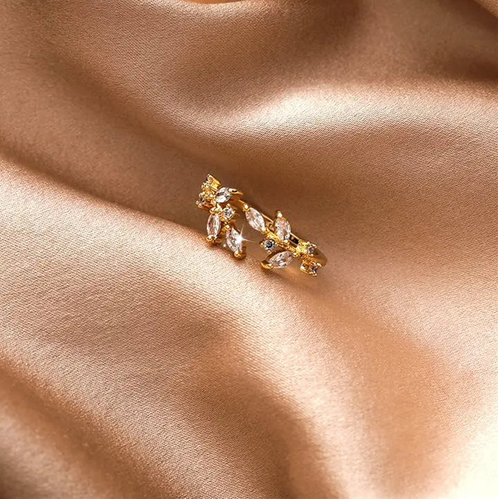 Adjustable ring with gold-colored crystal leaves