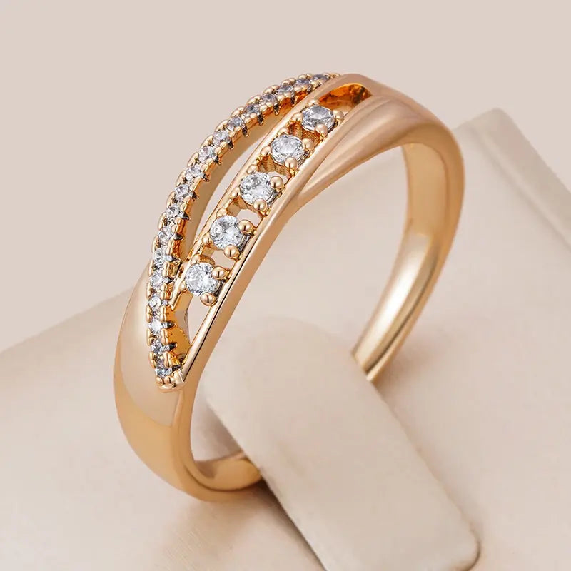 Ring with zircons in gold color