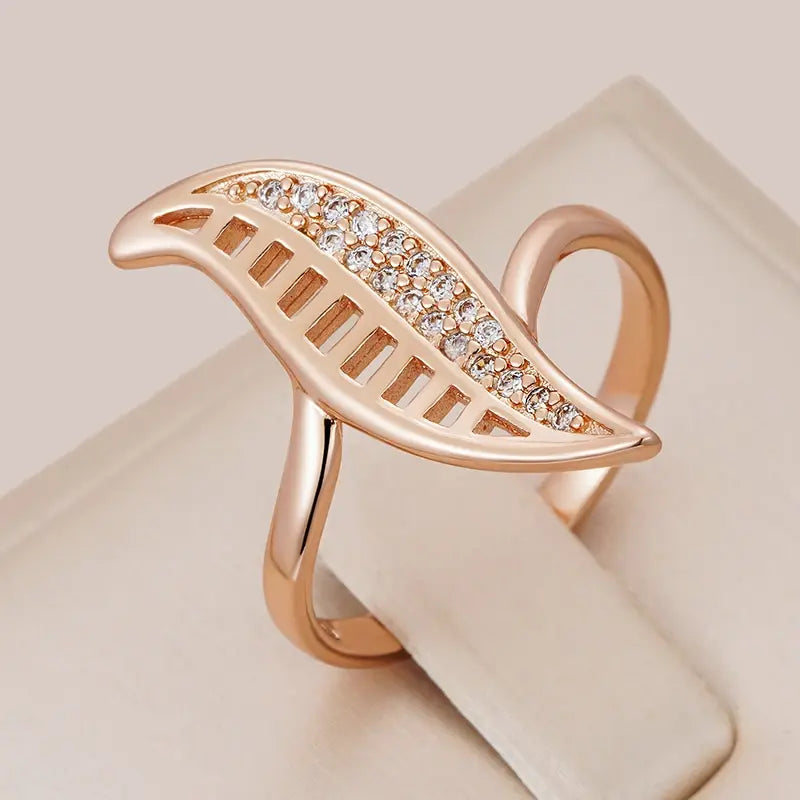 Ring with shiny gold leaf