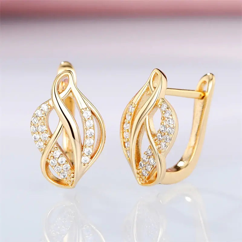 Elegant, shiny gold earrings