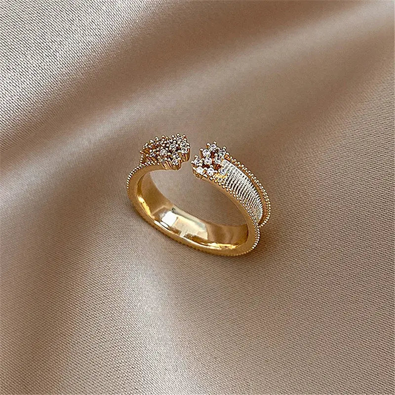 Elegant shiny gold ring