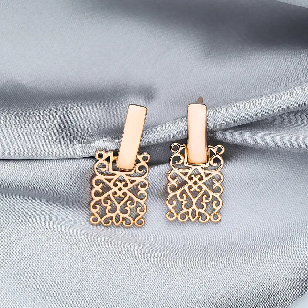 Elegant earrings with ivy