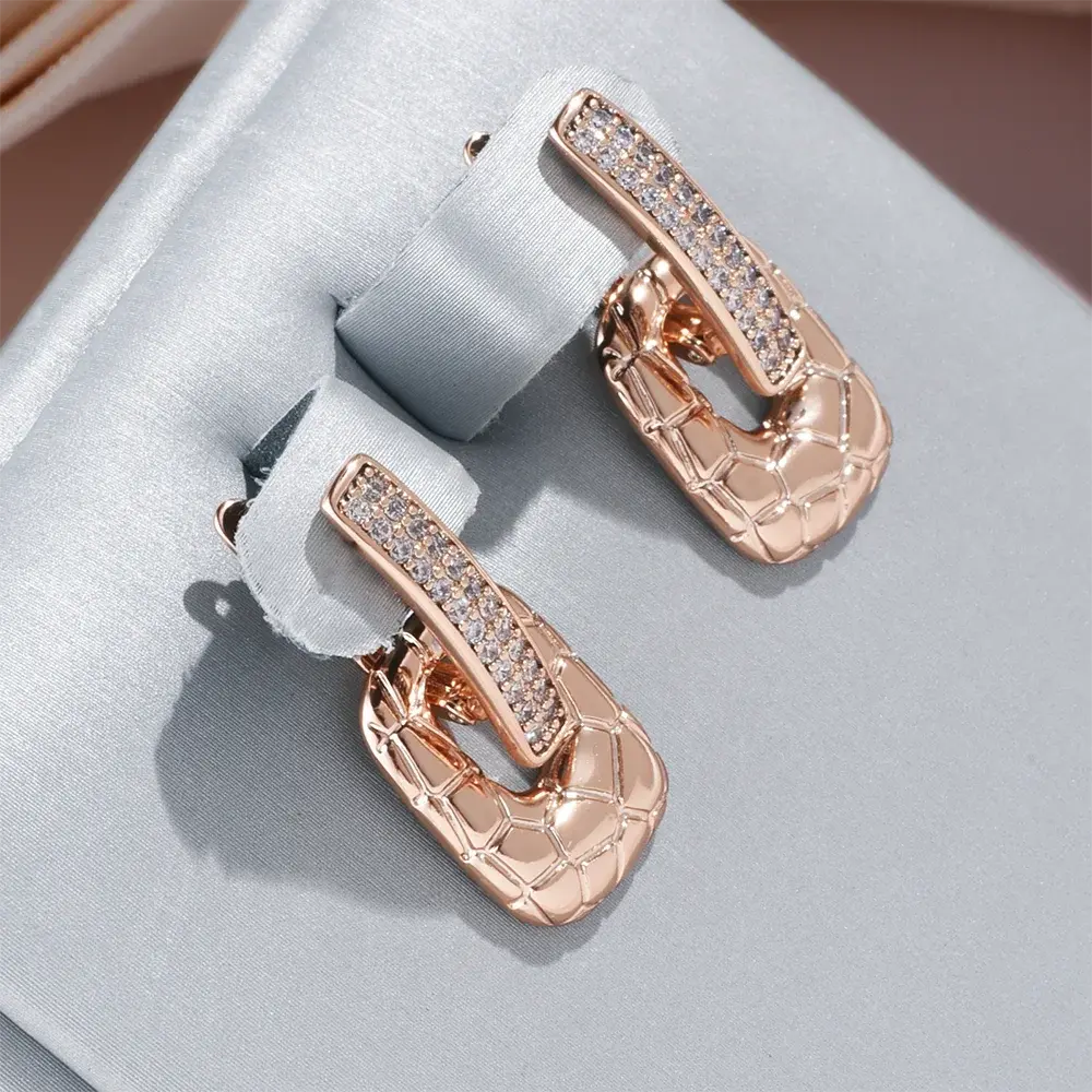 Elegant earrings with gold flakes