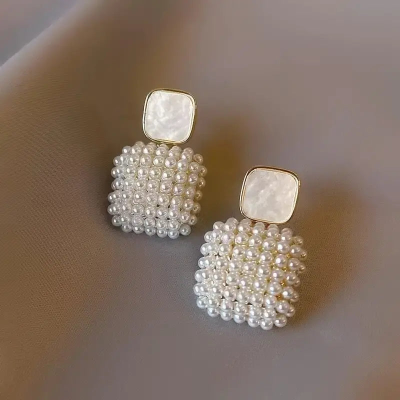 Square earrings with elegant pearls