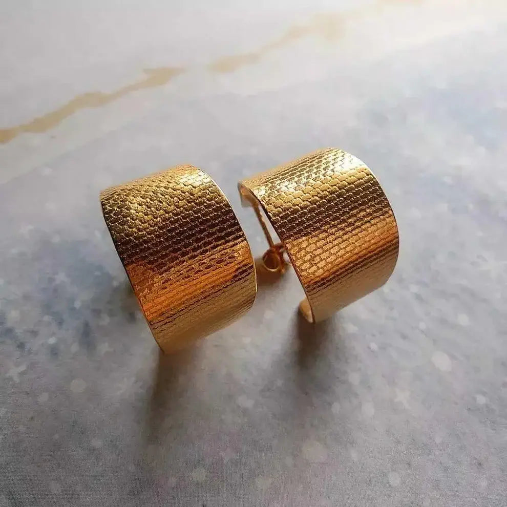 Gold basket earrings in vintage style